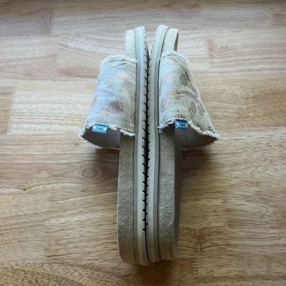 TOMS π Sandals - Picture 6 of 7